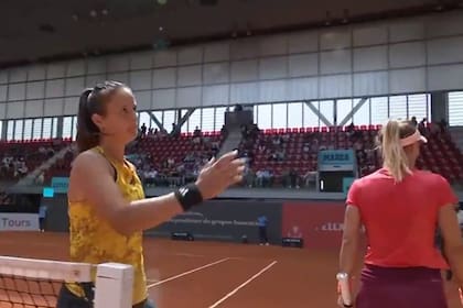 El momento incómodo en el que la tenista ucraniana Lesia Tsurenko (de rojo) le niega el saludo a la rusa Daria Kasatkina, en el torneo de Madrid.