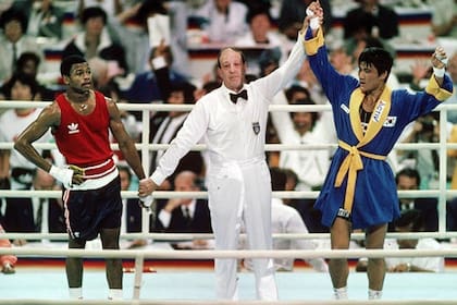 El momento insólito en Seúl 1988: el surcoreano Park Si-hun es declarado ganador de la final; Roy Jones Jr no entiende nada