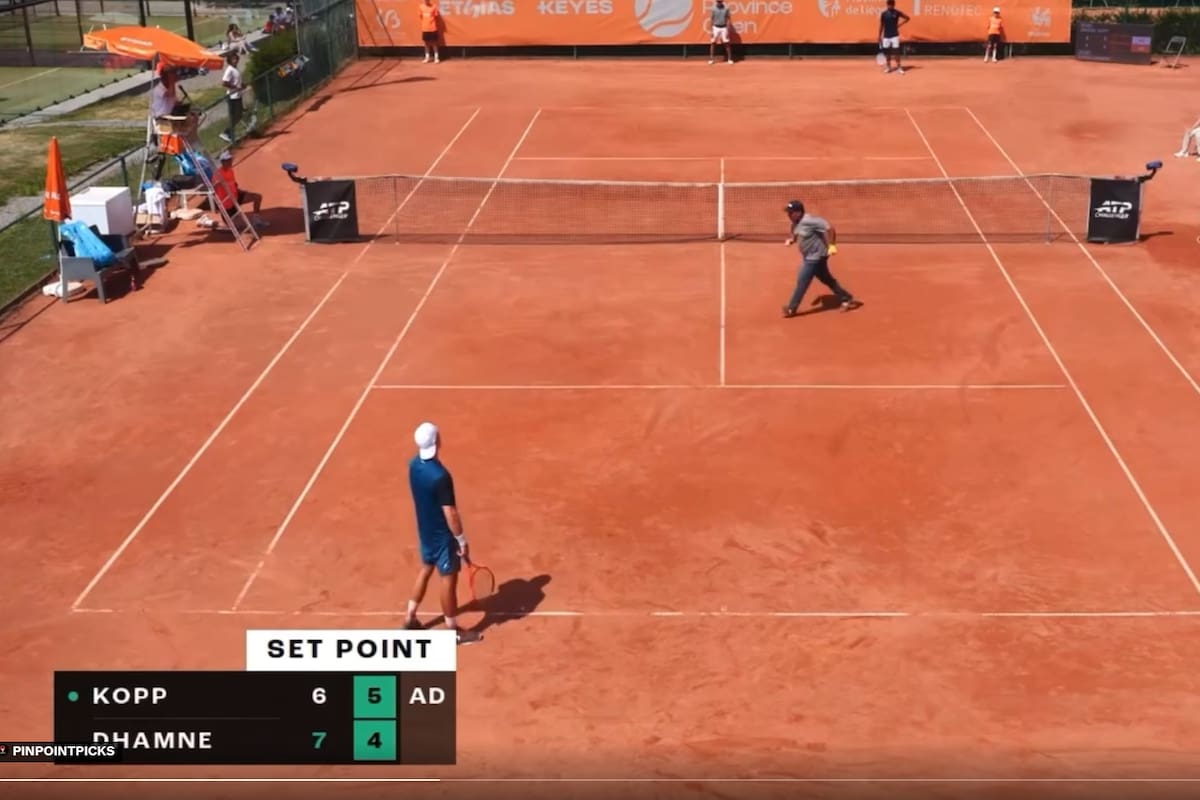 El momento: Kopp mira, sorprendido, como el canchero cruza en medio de un set point