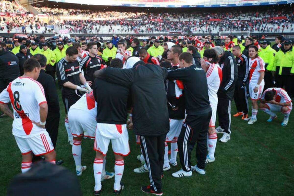 El momento más bajo de la centenaria historia de River: el descenso, en 2011.
