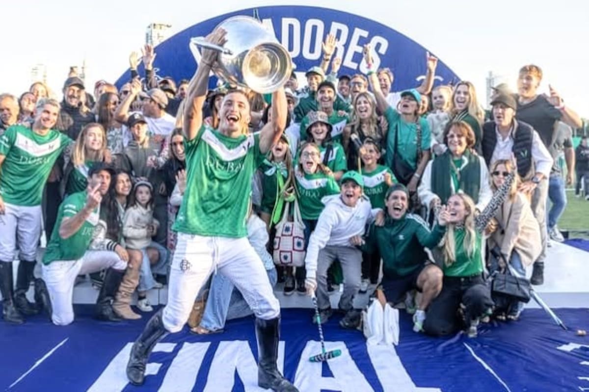 El momento más esperado: Castagnola levanta la copa de Palermo y detrás, la "familia" de La Natividad festeja otra conquista del conjunto