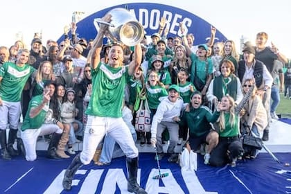 El momento más esperado: Castagnola levanta la copa de Palermo y detrás, la "familia" de La Natividad festeja otra conquista del conjunto