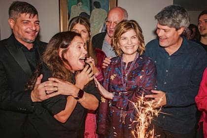 El momento más esperado: Teresa sopla las velitas, acompañada por Tomás Costantini, Sandra Mihanovich, Mariana Costantini, Enrique Kistenmacher y Edo Costantini