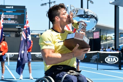 El momento más feliz: el beso a la copa del campeón