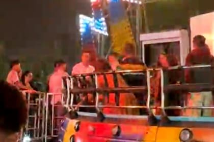 El momento posterior a que el arma de la funcionara policial se disparase accidentalmente arriba de un samba en Montevideo, Uruguay