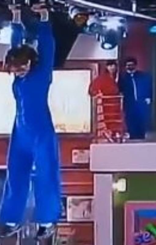 El momento previo a la caída que se volvió viral por su violencia y por el bizarro modo en que la televisión decidió salir de ese mal momento