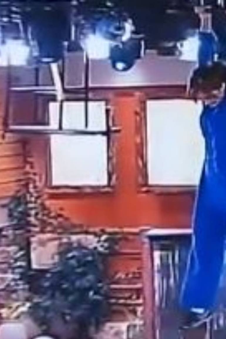 El momento previo a la caída que se volvió viral por su violencia y por el bizarro modo en que la televisión decidió salir de ese mal momento