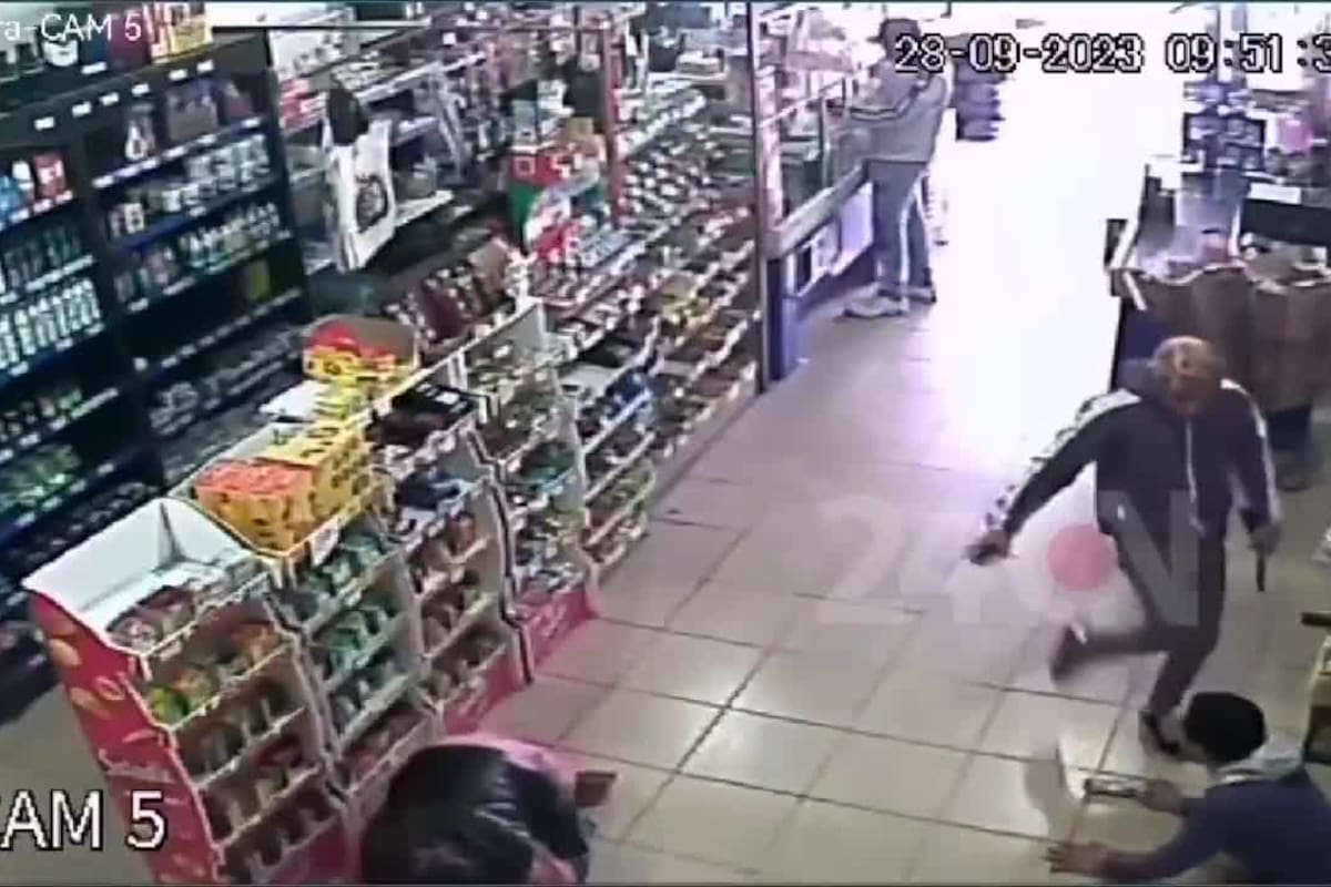 El momento previo a que un delincuente noquee a un cliente con una patada en la cara