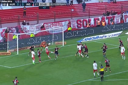 El momento previo al agarrón y penal a Pussetto; Mazzantti cabecea tras un tiro libre lateral de Ibáñez