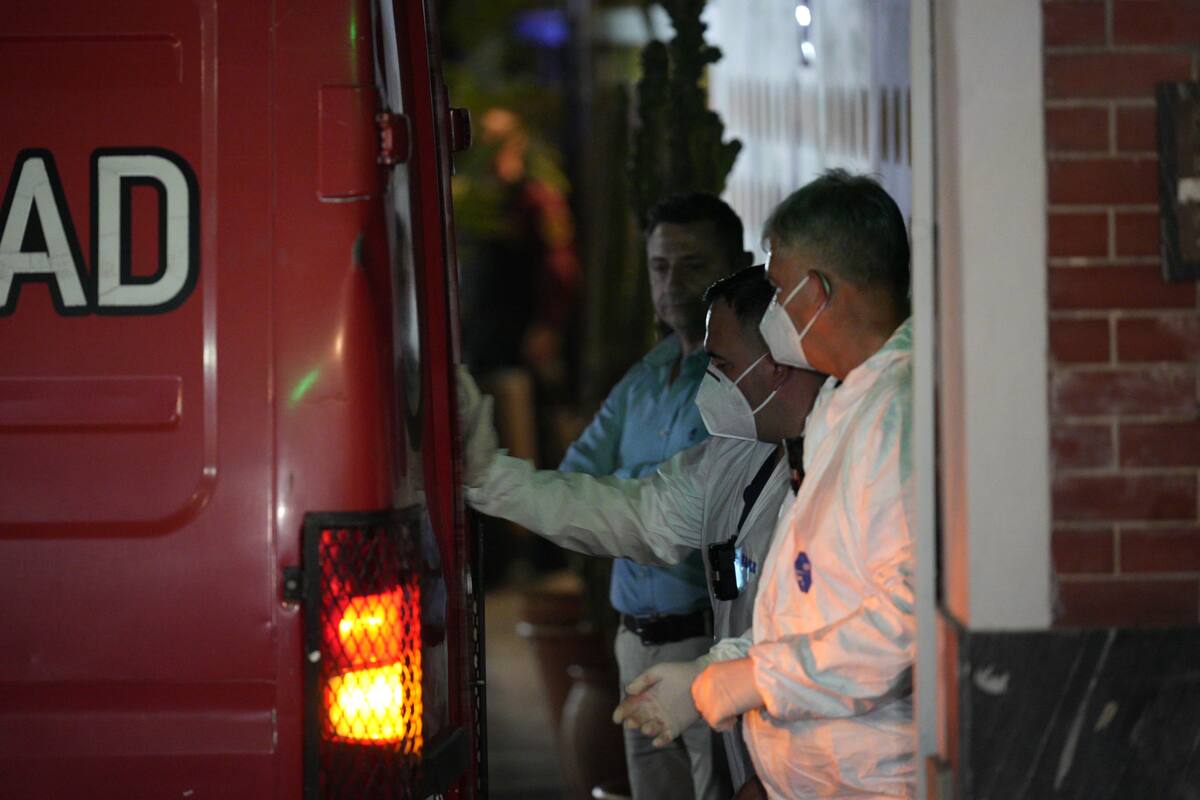 El momento previo al traslado del cuerpo del músico