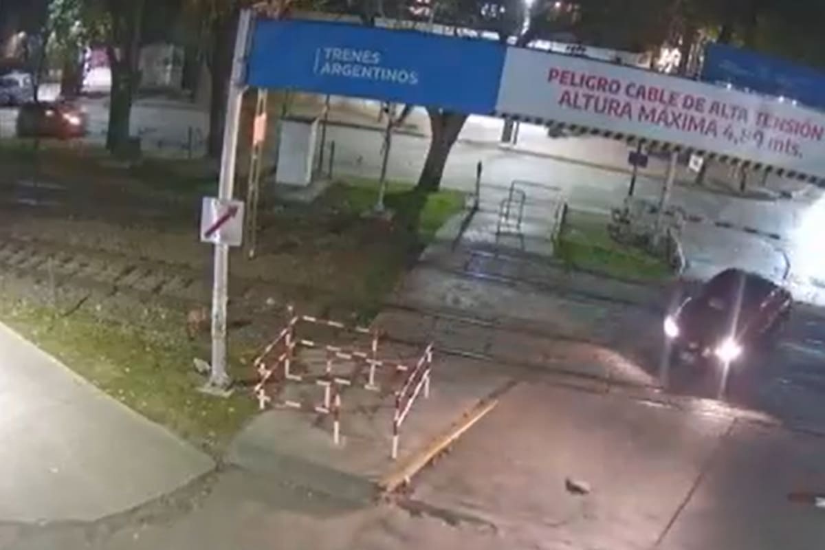 El momento que cruzó el paso a nivel