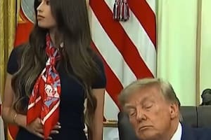 Revelan el misterio detrás del video viral de Trump quedándose dormido que desató teorías conspirativas
