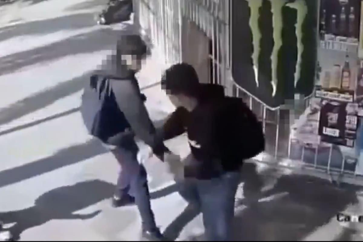 El momento que el agresor le clavó el destornillador