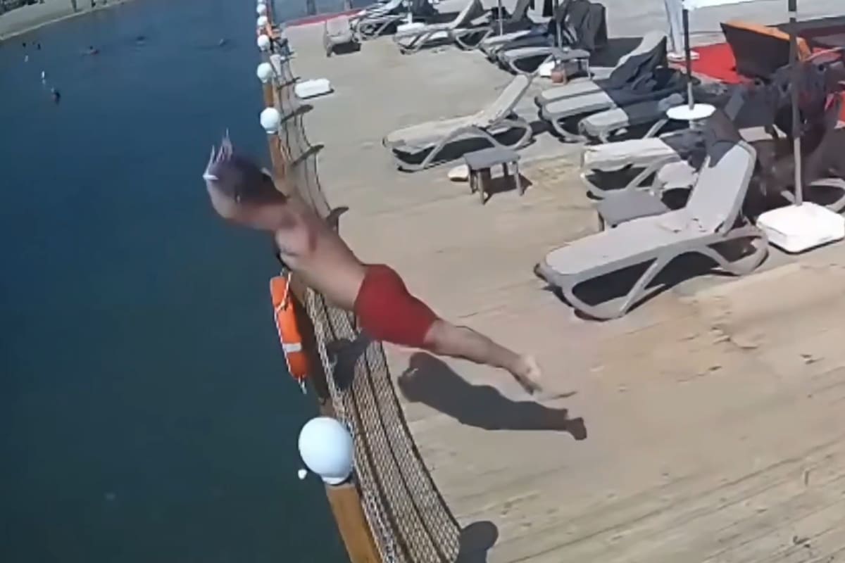 El momento que el hombre se tiró al mar