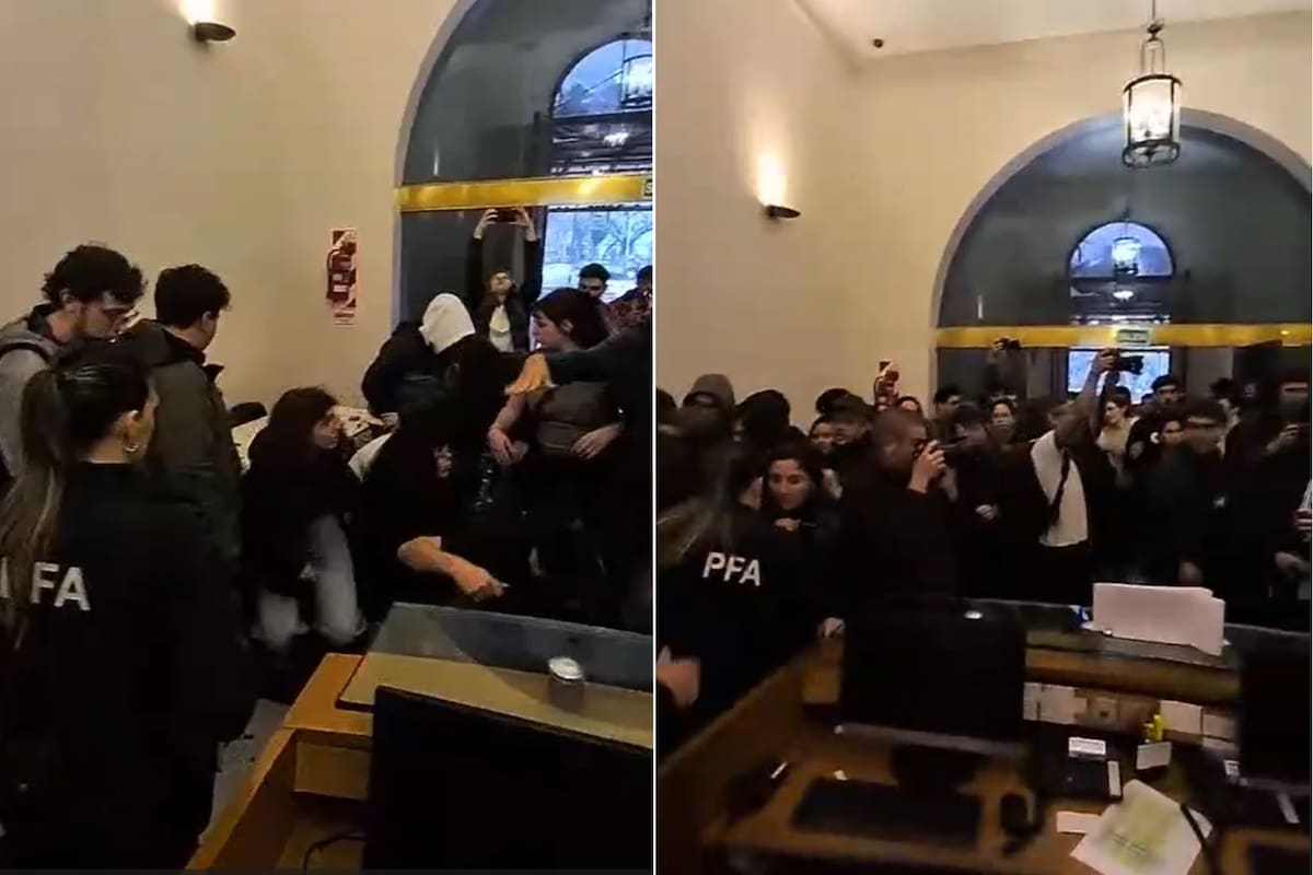 El momento que los estudiantes ingresaron a la Secretaría de Educación