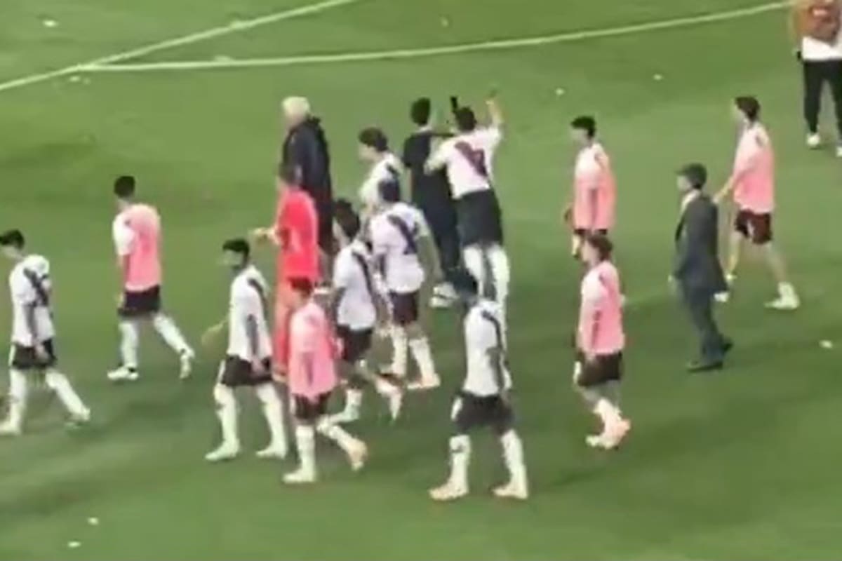 El momento que Maximiliano Salas golpea por la espaldas a un hincha que registraba la salida de River de la Bombonera
