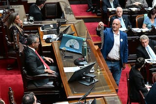 La acción de Pietragalla para rechazar la reforma laboral: dejó una cadena en el escritorio de Martín Menem