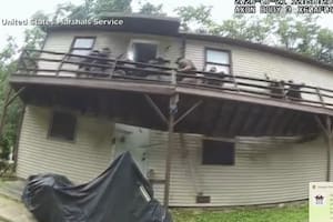 Nueve policías cayeron de un balcón durante un fallido operativo en Missouri