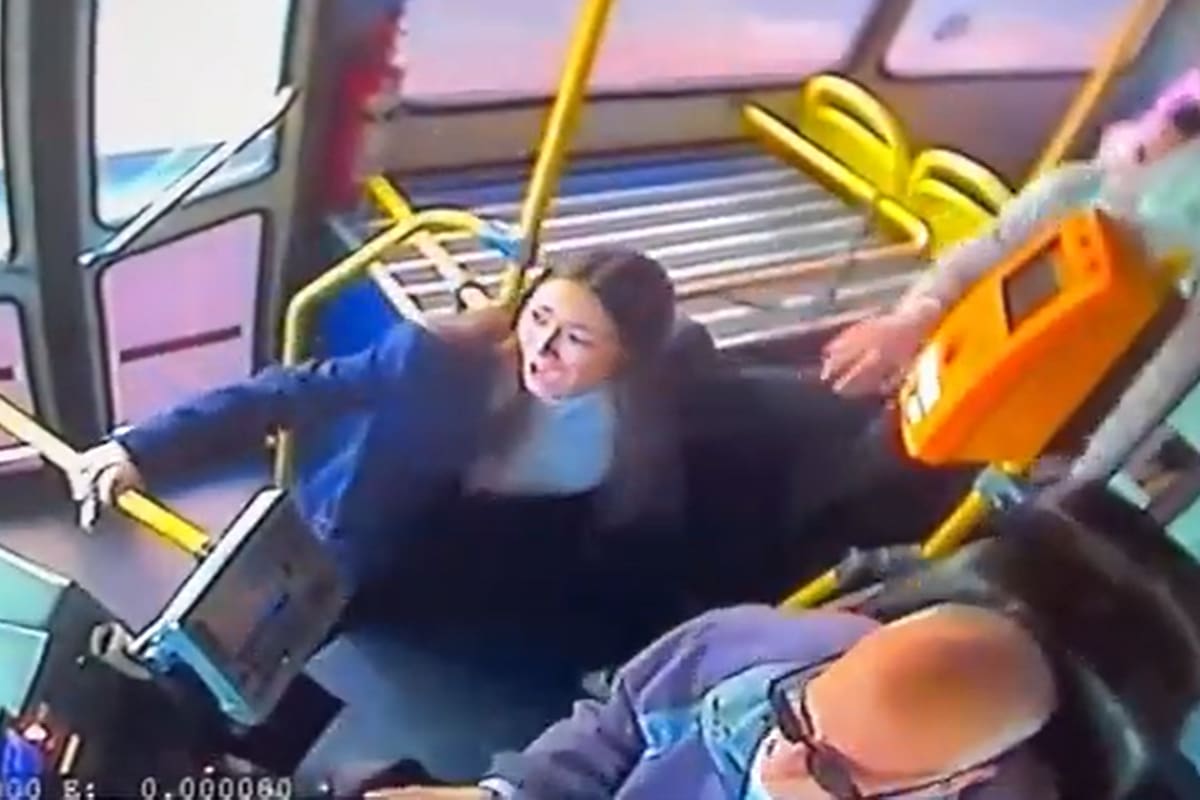 El momento que una pasajera le ruega al chofer que pare. Foto: captura