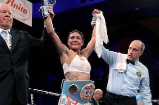 Insólito: una boxeadora prestó su cinturón de campeona para una foto y denuncia que no se lo devuelven