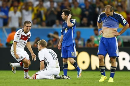 El momento soñado y el instante fatal: acaba de terminar el tiempo suplementario de la final en el Maracaná y Lahm busca a Toni Kroos para desatar el festejo..., ante el dolor de Messi y Zabaleta