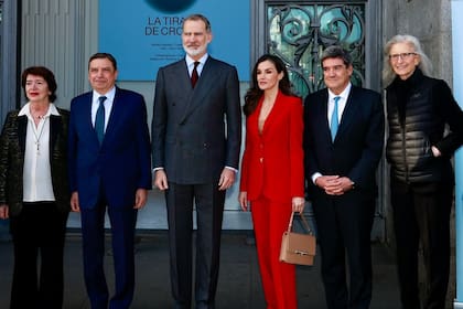 El monarca y su mujer junto a las autoridades del Banco de España y Leibovitz posan frente a la exposición "La tiranía de Cronos".
