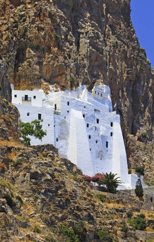 El monasterio blanco de Hozoviotissa en un acantilado.