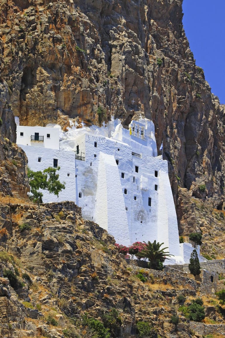 El monasterio blanco de Hozoviotissa en un acantilado.