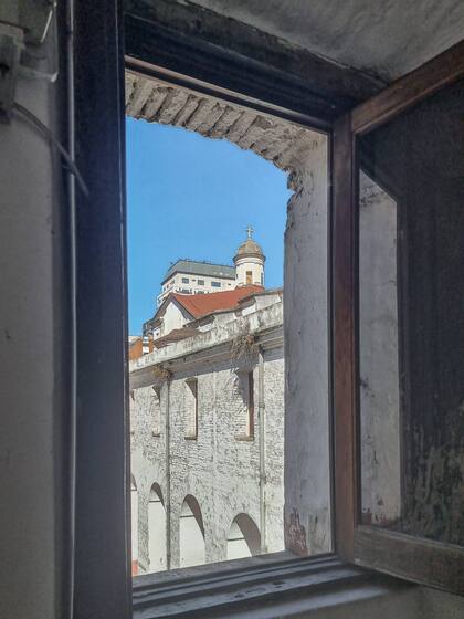 El monasterio de Santa Catalina, ubicado calle por medio de las Galerías Pacífico, fue construido en 1745.