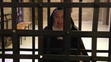 El monasterio no permitía muchos visitantes y los que iban estaban separados por rejas metálicas.