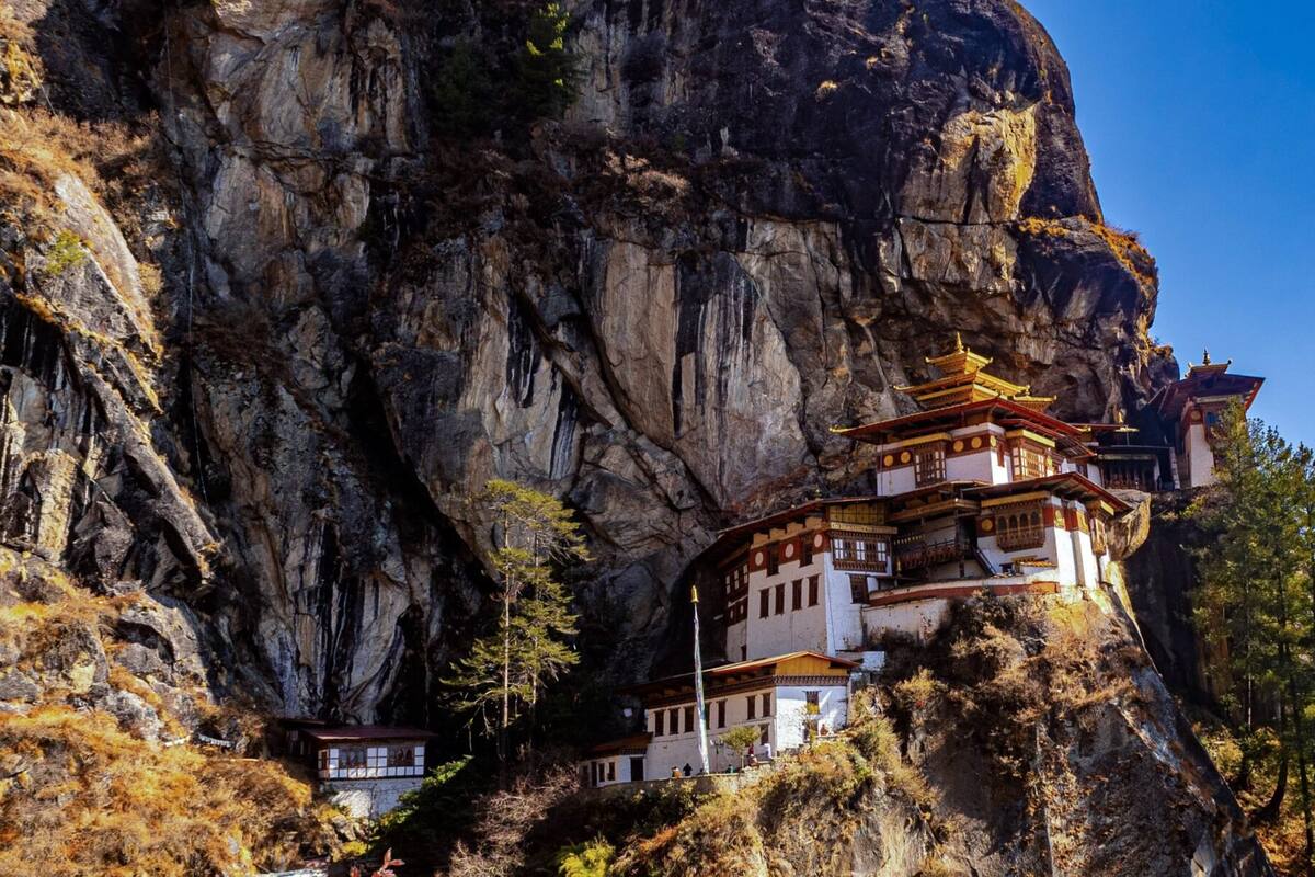 El monasterio "Taktsang Palphug", un lugar sagrado budista Vajrayana en el Himalaya, localizado en un acantilado en el valle de Paro en Bután