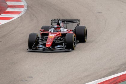 El monegasco Charles Leclerc con su Ferrari, durante los ensayos previos a la temporada 2026 en el autódromo de Barcelona