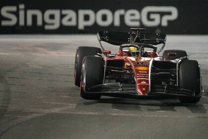 El monegasco Charles Leclerc conduce su Ferrari durante la sesión de práctica para el Gran Premio de Singapur en el circuito Marina Bay en Singapur, 30 de setiembre de 2022. Leclerc ganó la pole para la carrera del domingo 2 de octubre de 2022. (AP Foto/Vincent Thian)