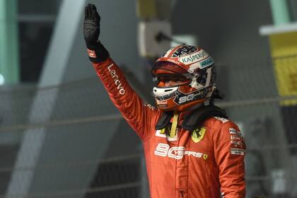 El monegasco Charles Leclerc festeja luego de marcar el mejor tiempo en las pruebas de clasificación del GP de Singapur.