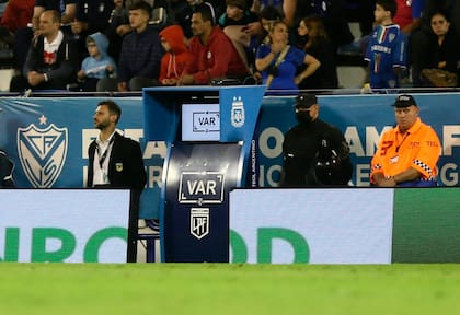 El monitor de VAR en Liniers no tuvo actividad esta noche; en el encuentro anterior de Vélez había tardado seis minutos en funcionar y la revisión de un gol contra Lanús había tomado 10 minutos.