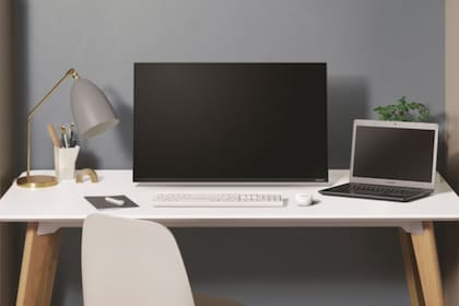 El monitor tien una bisagra que permite traer el monitor hacia el usuario e incluso apoyarlo en la mesa