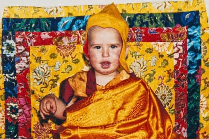 El monje budista Lama Zopa conoció a Osel cuando tenía 14 meses y cuatro meses más tarde el niño se mudí a un monasterio en India.