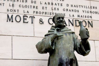 El monje Pierre Pérignon descubrió cómo crear vinos espumosos. Fuente: Explore Drinks