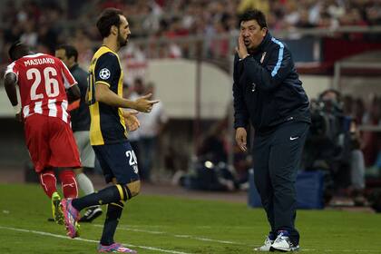 El Mono Burgos volvió a dirigir al Atlético con el Cholo en la tribuna
