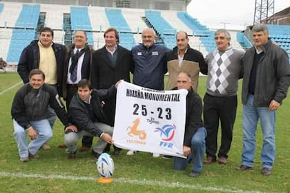 El Mono, entonces entrenador, y varios protagonistas jugadores de aquella gesta tucumana frente a la poderosa Francia en 1992, en el Monumental José Fierro.