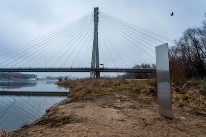 El monolito apareció en una orilla del Vístula en la capital polaca