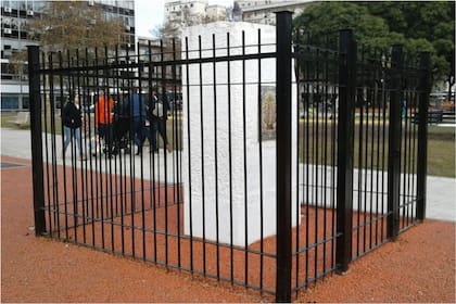 El monolito del Kilómetro Cero ubicado en la Plaza Mariano Moreno