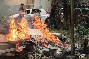 El monomotor de modelo RV-10 cayó en picada desde el cielo y se estrelló en la Avenida Serafina Gonzales, lo que provocó un incendio y posterior explosión que calcinó a todos sus ocupantes