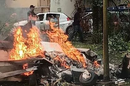El monomotor de modelo RV-10 cayó en picada desde el cielo y se estrelló en la Avenida Serafina Gonzales, lo que provocó un incendio y posterior explosión que calcinó a todos sus ocupantes