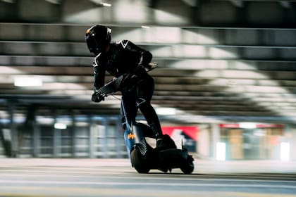 El monopatín eléctrico de competición de Segway en acción