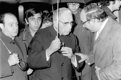 El monseñor Juan Carlos Aramburu se retira del hospital Salaberry tras la muerte de Mugica
