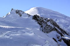 Dos argentinos cayeron mientras escalaban en una de las montañas más altas de Europa: uno murió y otro permanece internado