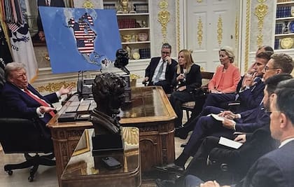 El montaje exhibe un mapa de América bajo bandera estadounidense frente a la mirada de los líderes europeos en el Salón Oval (Fuente: @realDonaldTrump)