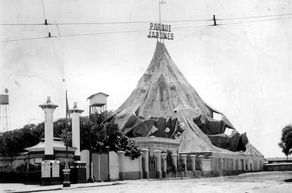 El Monte Fuji era una de las postales más imponentes del parque, visible desde varias cuadras a la redonda. Sus laderas estaban coronadas con las vías del tren panorámico, que recorría más de un kilómetro