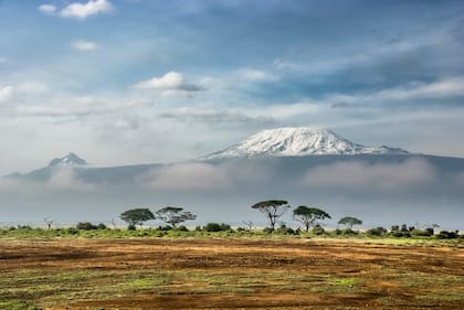 El monte Kilimanjaro, ubicado en Tanzania, visto desde el parque nacional Amboseli, en Kenia